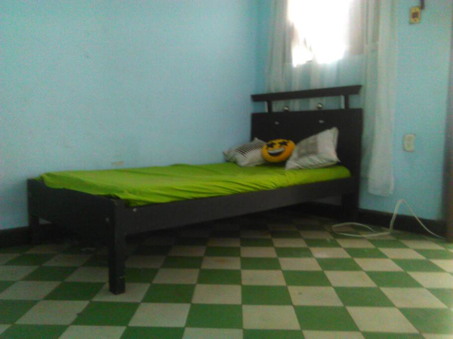 Cómoda y Fresca Habitación Privada en Casa Amplia. Para mayor información de esta habitación y otras comunicarse al número telefónico móvil y contacto WhatsApp +57 316 273 6870.