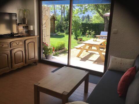 Propriété Airbnb réussie: Charming apartment in a quiet area. à Le Bourg D'oisans