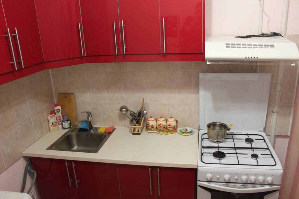 Кухня с газовой плитой, холодильником и стиральной машинкой/ Kitchen with a cooker, fridge and washing machine