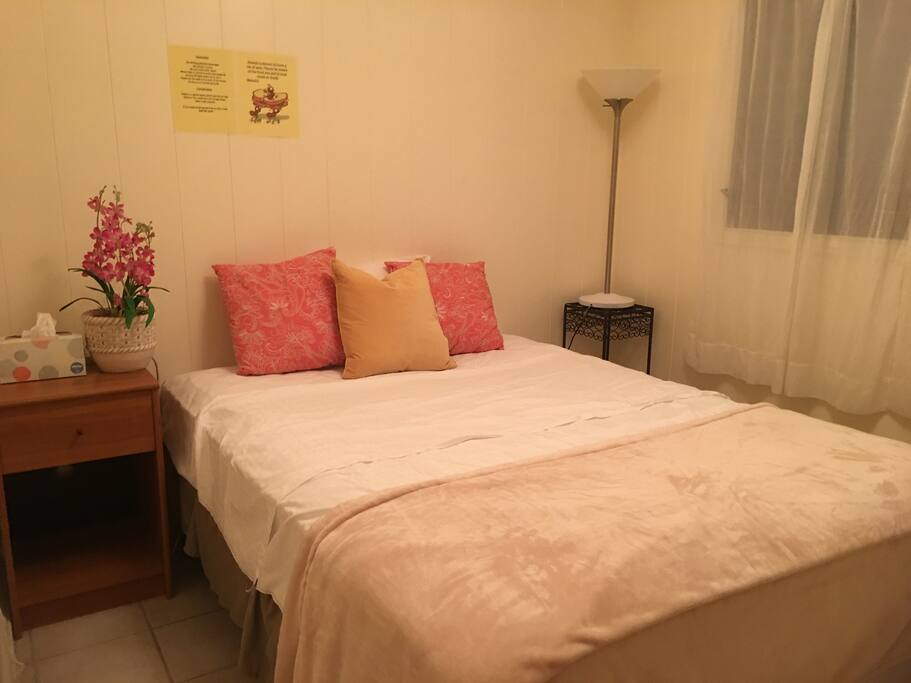 This queen size bedroom with an AC unit . This room is one of the three bedrooms inside this house. This house is designed for a guest s house only . It is separated house and entrance from host ‘s house. So it make you feel relaxing and free from anyone that keep watching you.
(You only shared bathroom and kitchen with other guests )