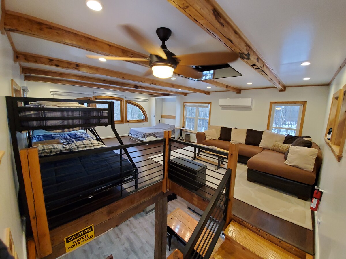 楼上是客厅/卧室开放式空间。 