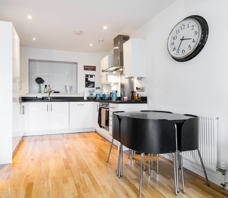 The open-plan design makes it an airy and sociable space.