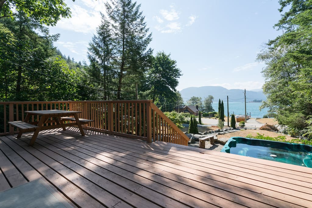 Large Deck & Hot Tub looking into the lake