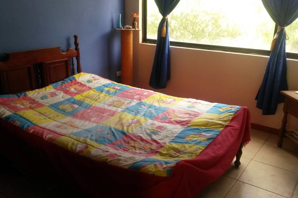Espacio para dos camas pequeñas y colchon
