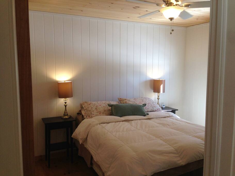 Main bedroom with Queen