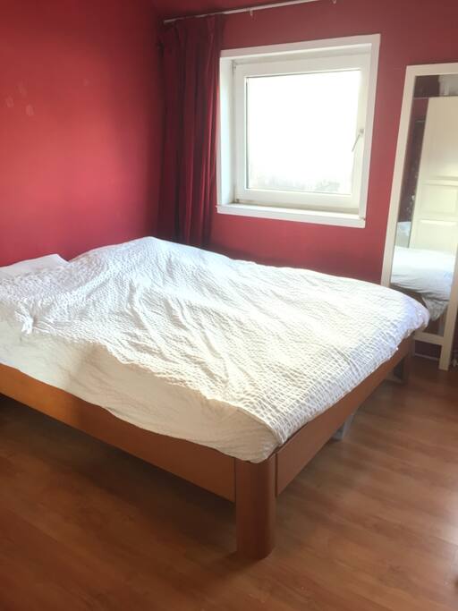 Ruime slaapkamer met veel licht en een heerlijk bed