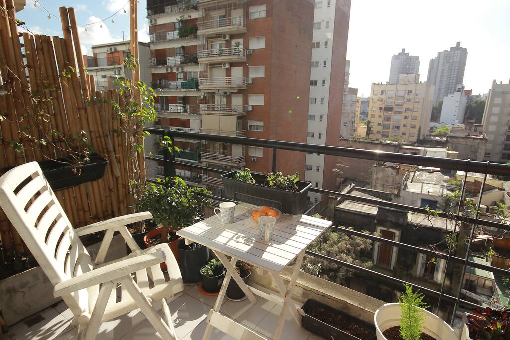 Un hermoso balcón aterrazado para el desayuno de al sol. Incredible balconny for breakfast.