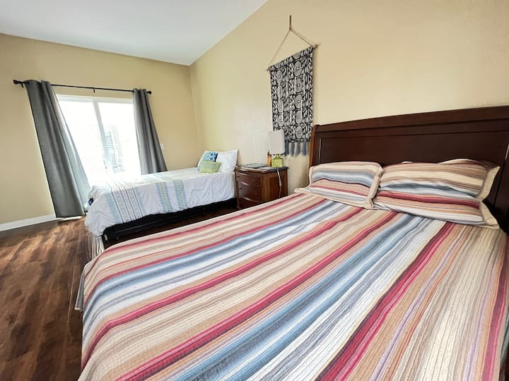 Dormitorio en la planta baja.  Dos camas tamaño queen y TV por cable de primera calidad. Acceso  al patio. 