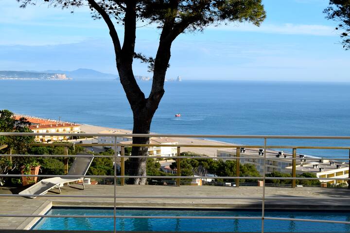 INFINITE SEA VIEWS , POOL AND A/C. Family holidays gallery image 5