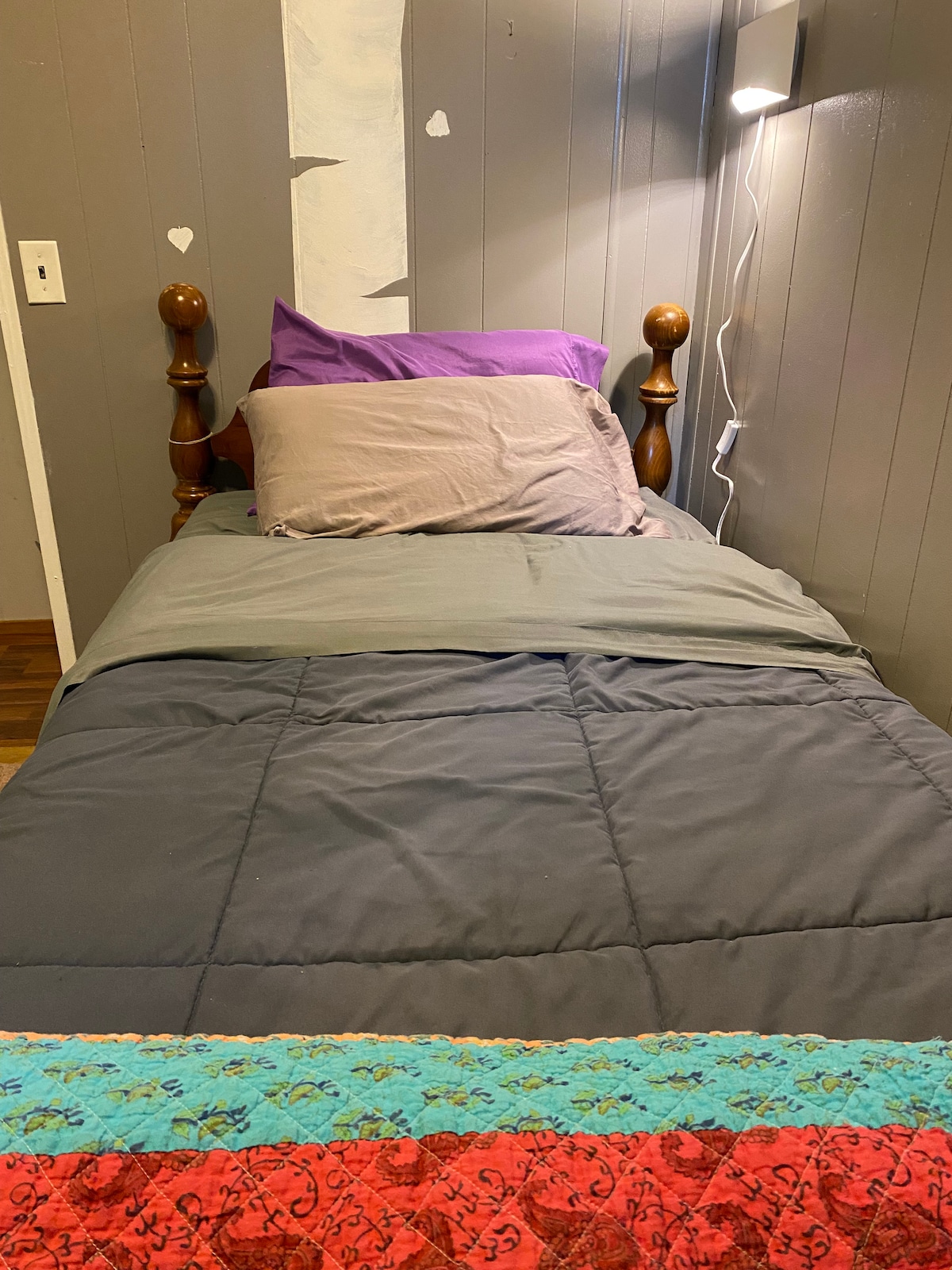 Bedroom 2 with twin bed 