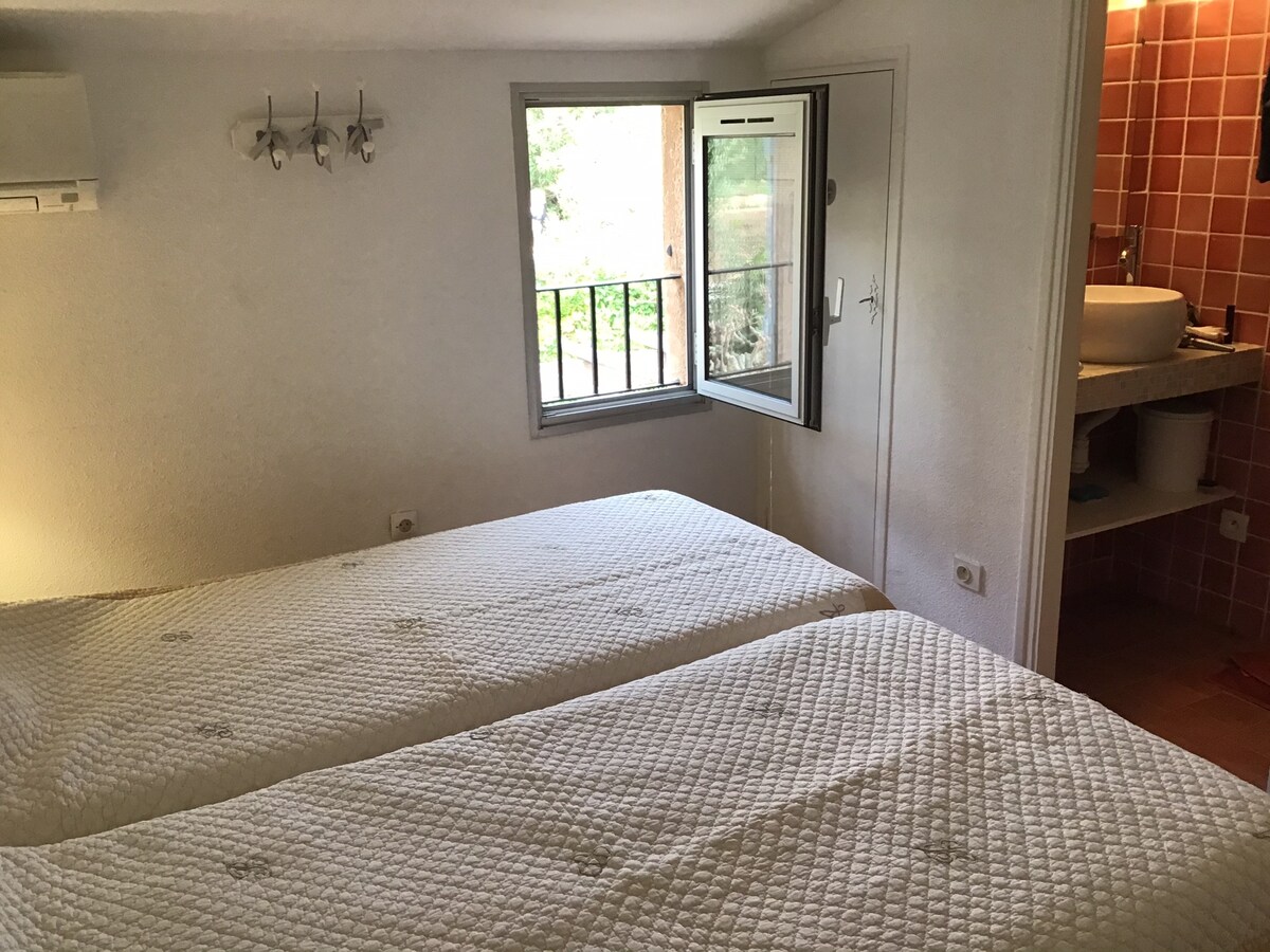 غرفة نوم مزدوجة (سريران 80 سم × 200 سم) مكيفة الهواء بغرفة استحمام في الطابق العلوي