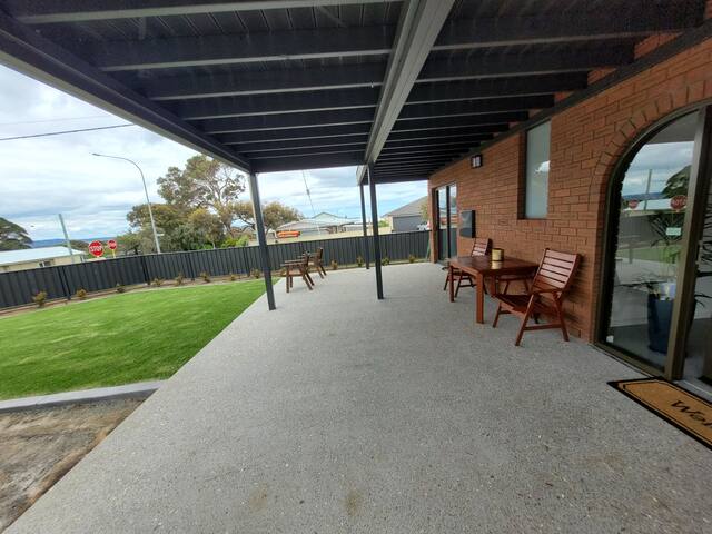 Albany Hillview. Views of ocean, harbour and range gallery image 2