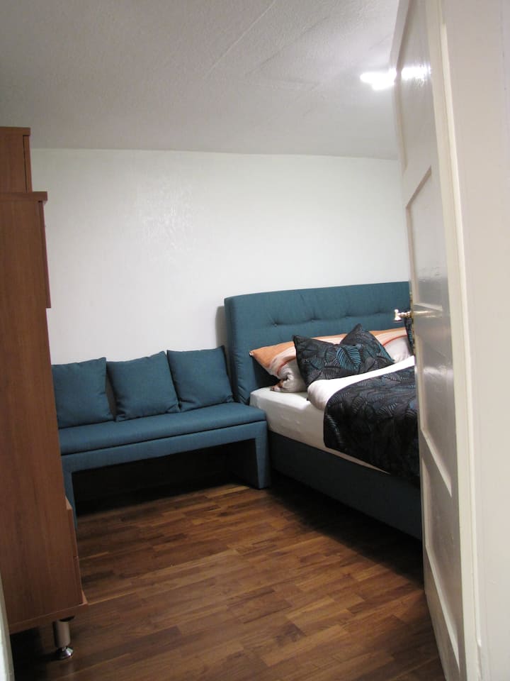 วิวจากชั้นลอยไปทางห้องนอนด้านซ้าย 