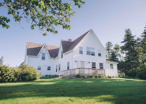 KING BED - 5 bdrm farmhouse - close to the beach!