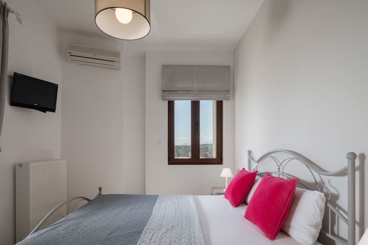 עיצוב פשוט שומר על מרחב קל וחסר דאגות.