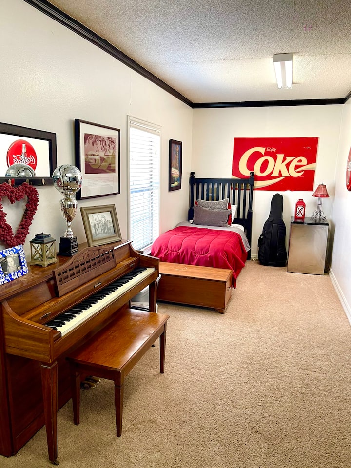 חדר מוזיקה עם מיטת יחיד לשימוש 