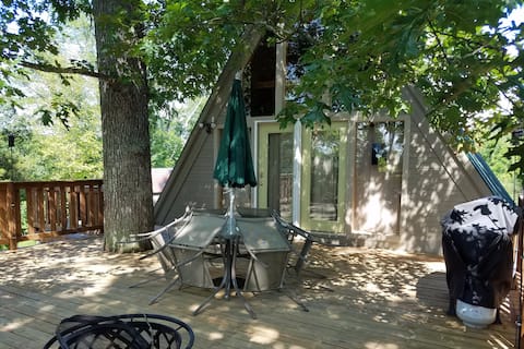 Cozy Lakefront Cottage Getaway with Relaxing View