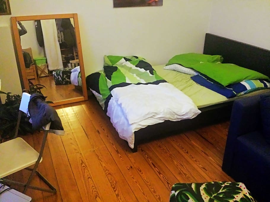Großes Bett mit voller Ausstattung