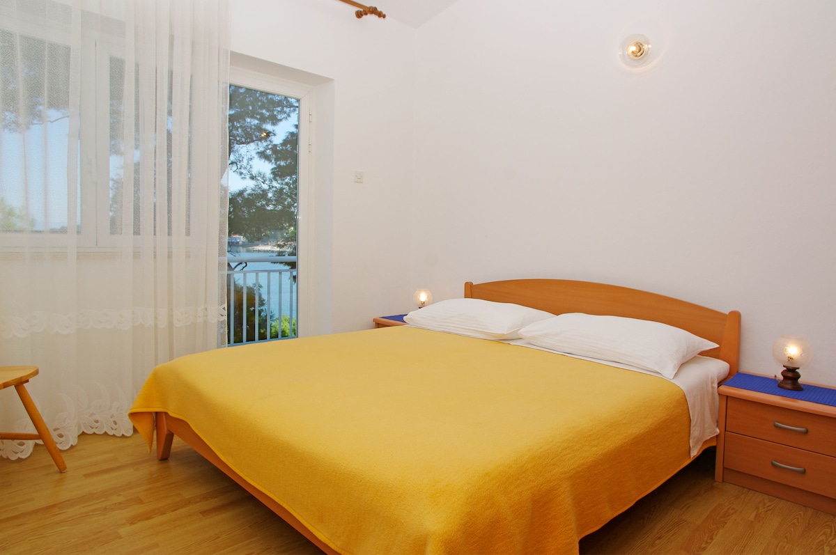 Главната спалня също има изход към балкона. Представете си, че се събуждате със звуците на морето.