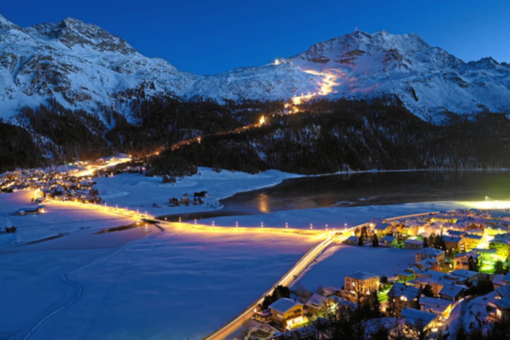 Vista invernale con Piz. Corvatsch illuminato per discesa notturna