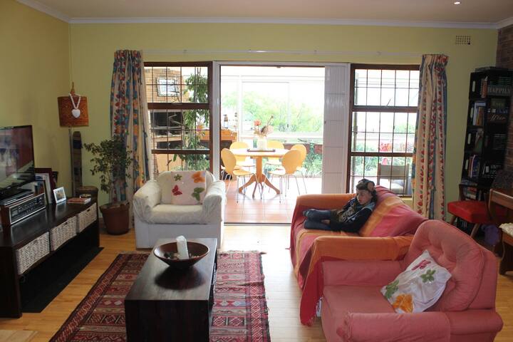 Large family home with lovable cat gallery image 3