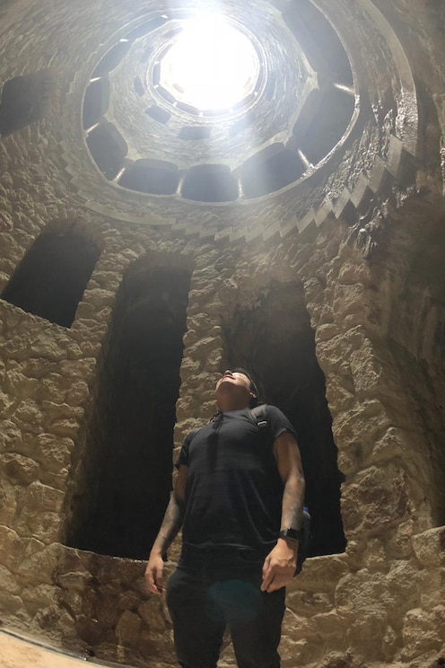 Show full-screen, host-provided image