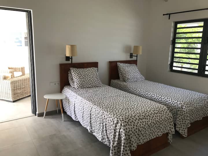 מהחדר הזה אפשר ללכת ישר לאזור החיצוני. אפשר גם להציע את המיטות האלה (מחוברות זו לזו) כמיטה זוגית גדולה אחת.