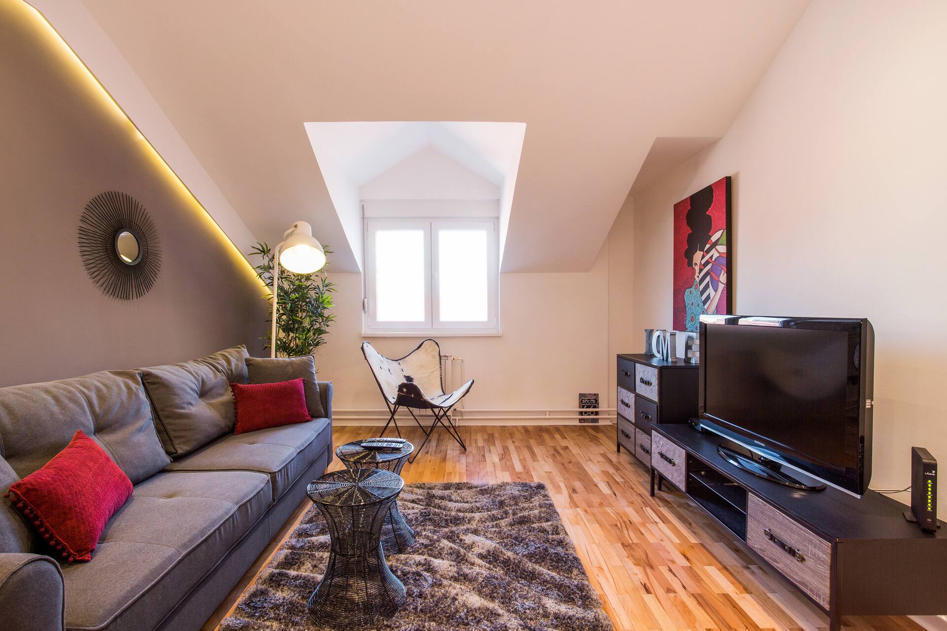 * Amazing design apt, prime location w parking * — photo 2