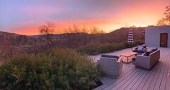 Eco-Chic+Sunset+Glidehouse+mountain+views%2C+hot+tub