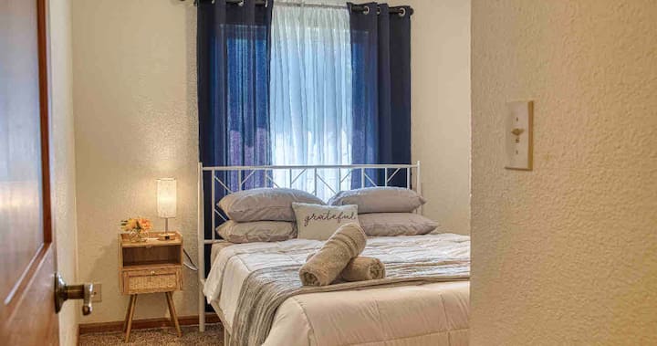 Zažite pohodlie v našej útulnej spálni s manželskou posteľou Queen zdobenou plyšovou posteľnou bielizňou a čistou posteľnou bielizňou. Vychutnajte si prirodzené svetlo z okna a nastavte ho dotykovou lampou. Uložte svoje veci do nadmerne veľkej skrine a dodajte im pohodlie  a pohodlie.