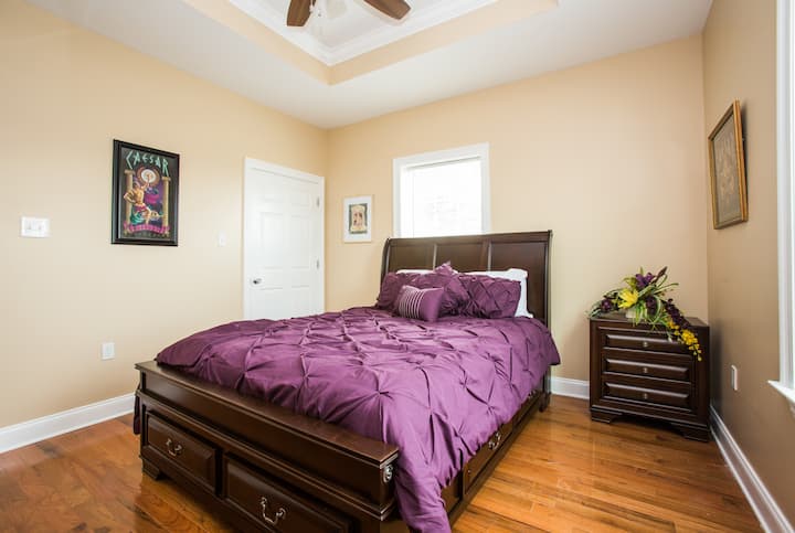 Спалня № 3 разполага с двойно легло queen size и удобен матрак за възглавници.   В тази стая има и телевизор, одеяло и закачалки, разположени в гардероба. 