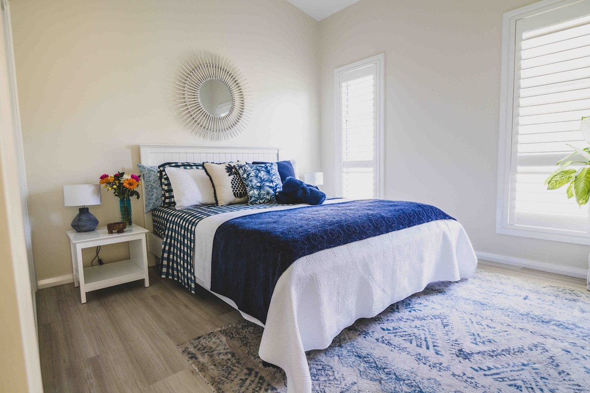 Second queen size bedroom with quality bed linen, spacious built in wardrobe, full length mirror and adjoining ensuite. 
Wonderful privacy for couples travelling together, with two separate bedrooms and ensuite bathrooms at The Haven.