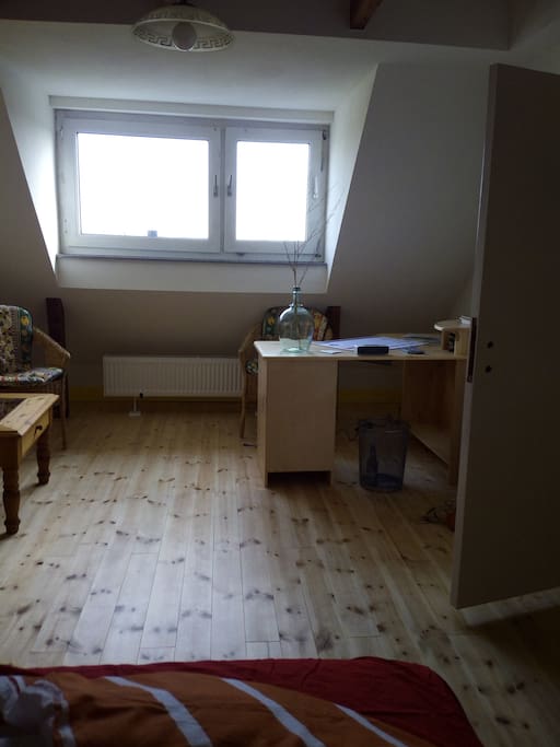 Schreibtisch kleiner Tisch, Sxchrank, 2 Stühle und großes Bett