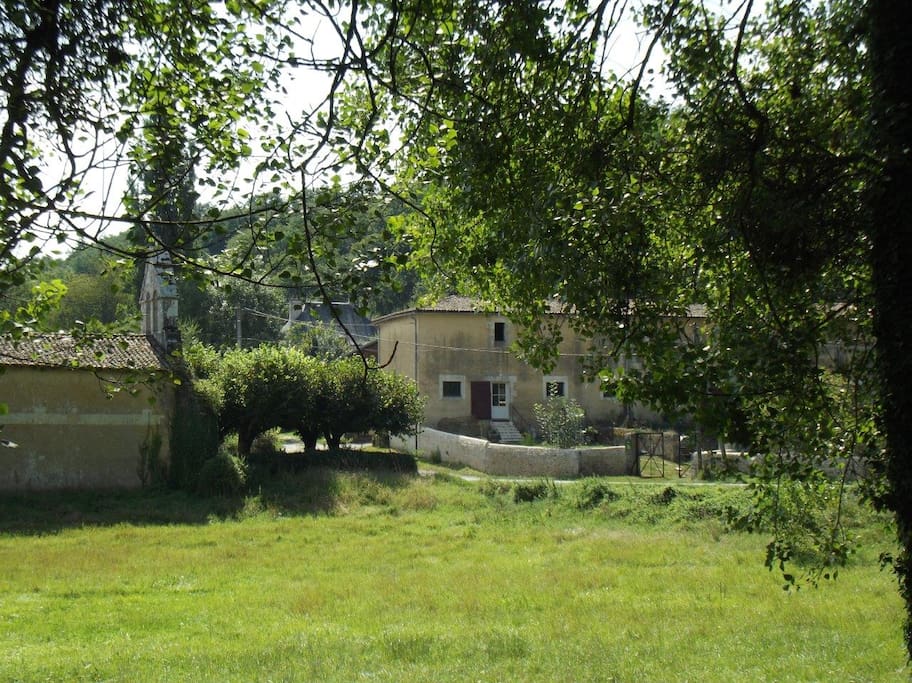 Le gite en face de la chapelle, accès par un portail électrique.
