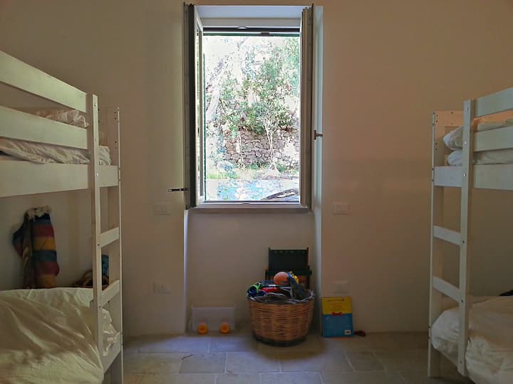 Dječja soba s dva kreveta na kat