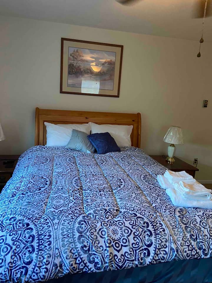 เตียงควีนไซส์พร้อมท็อปเปอร์เตียงเมมโมรี่โฟมหรูหราในห้องนอนใหญ่ 