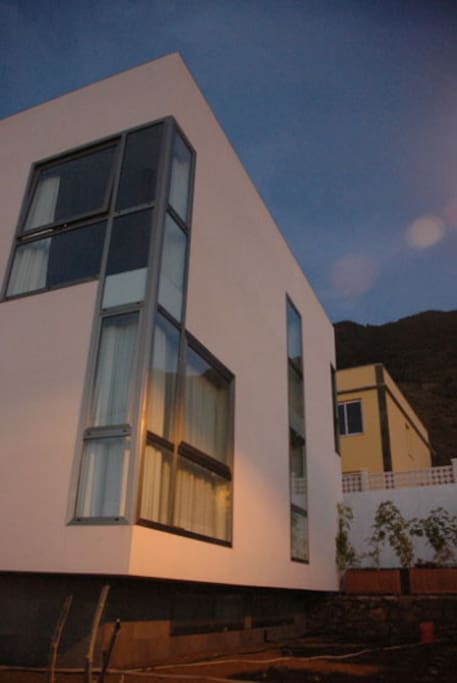 Los apartamentos se encuentran en un edificio independiente rodeado por jardín. Existen disponibles dos apartamentos (cada uno de ellos puede alojar a 4 personas en su dormitorio independiente y su salón con sofá-cama) y dos estudios (cada uno de ellos puede alojar a dos personas).