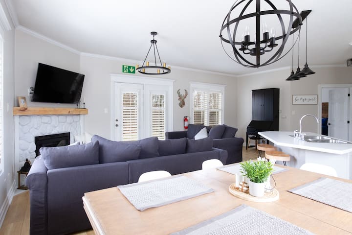 Rustic Chic Renovated 2bd Condo By Village - Collingwood