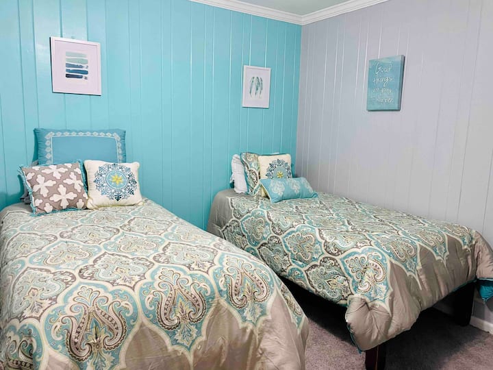 Dhomë gjumi dyshe me hyrje si në korridor ashtu edhe në korridorin e kuzhinës