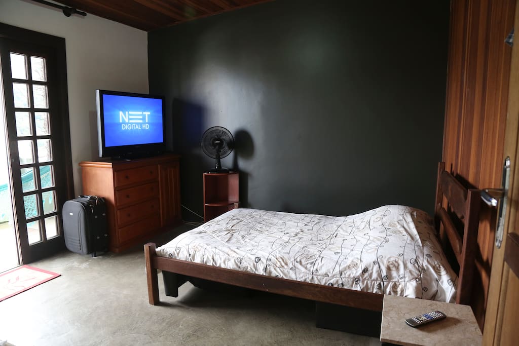 O quarto de casal tem TV a Cabo NET HD com canais de filmes inclusos.