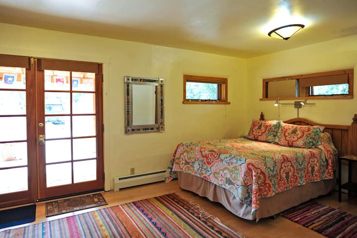 غرفة نوم في الطابق السفلي بسرير بحجم كبير