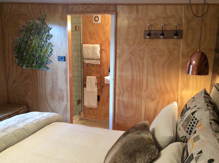 Eigen badkamer bij de slaapkamer, inloopdouche.