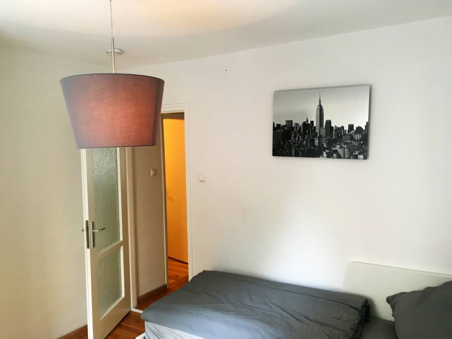 Schlafzimmer mit Kleiderschrank und Schreibtisch