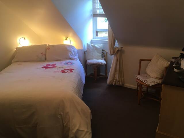 No. 4 - En-suite double, w/breakfast, golf views!