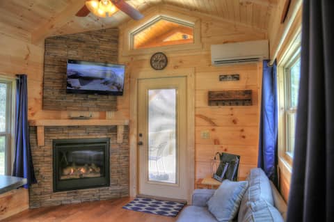 Top Airbnb: Peaceful Log Cabin Escape w/hot tub+fireplace+WiFi in Highlands / Franklin