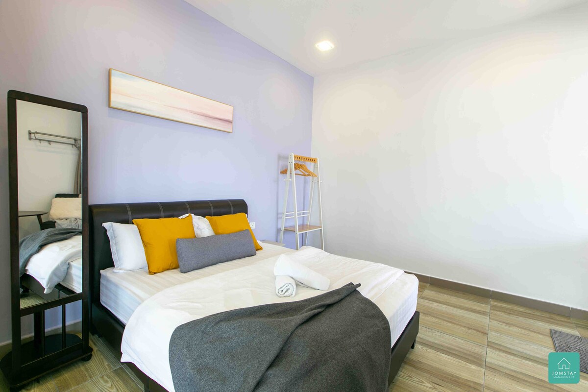 1. spavaća soba: 1 bračni krevet (povezana kupaonica s kadom i tušem)