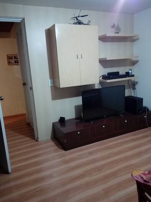 Cuenta con espacio para guardar ropa y accesorios. TV disponible