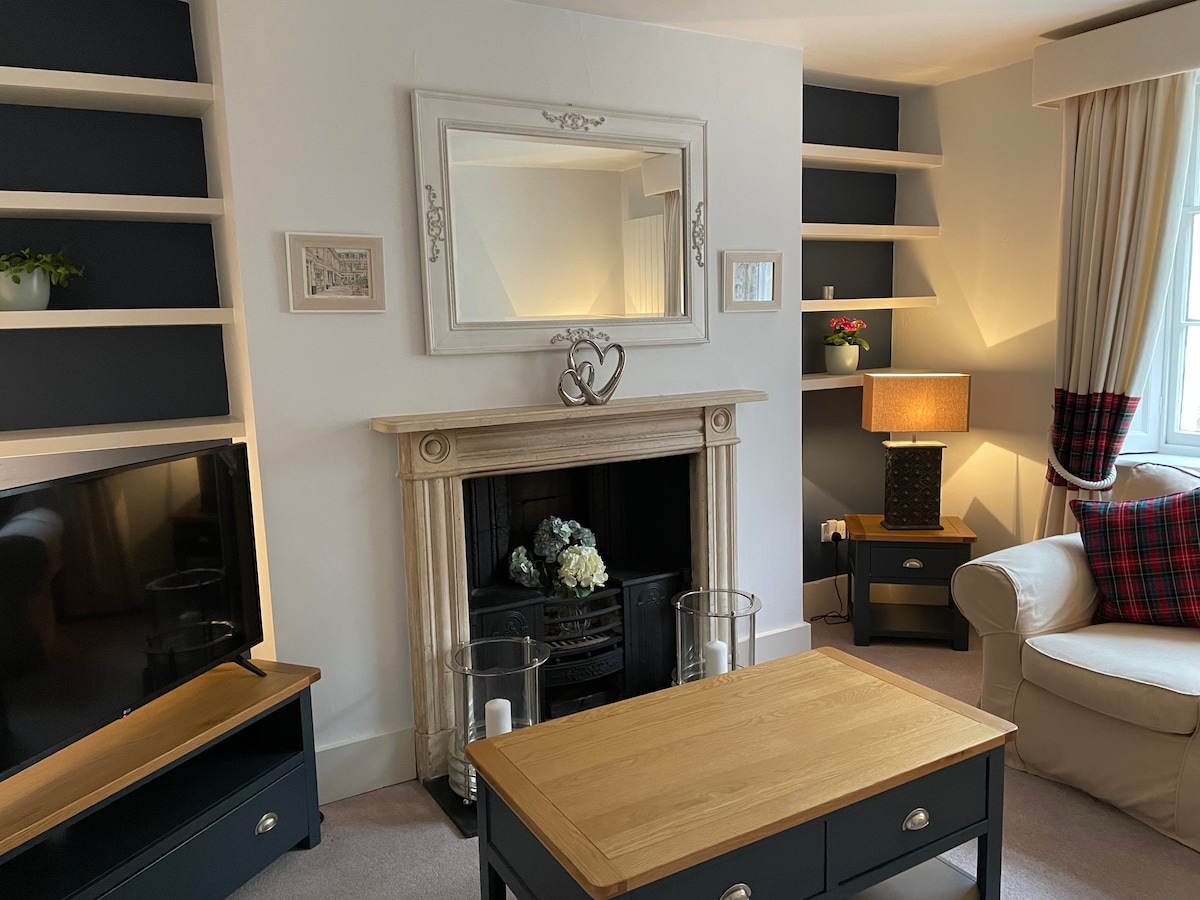 Top Airbnb: MontpellierCourtyard Apt,parking for 1 car.Sleeps4 in Leckhampton With Warden Hill