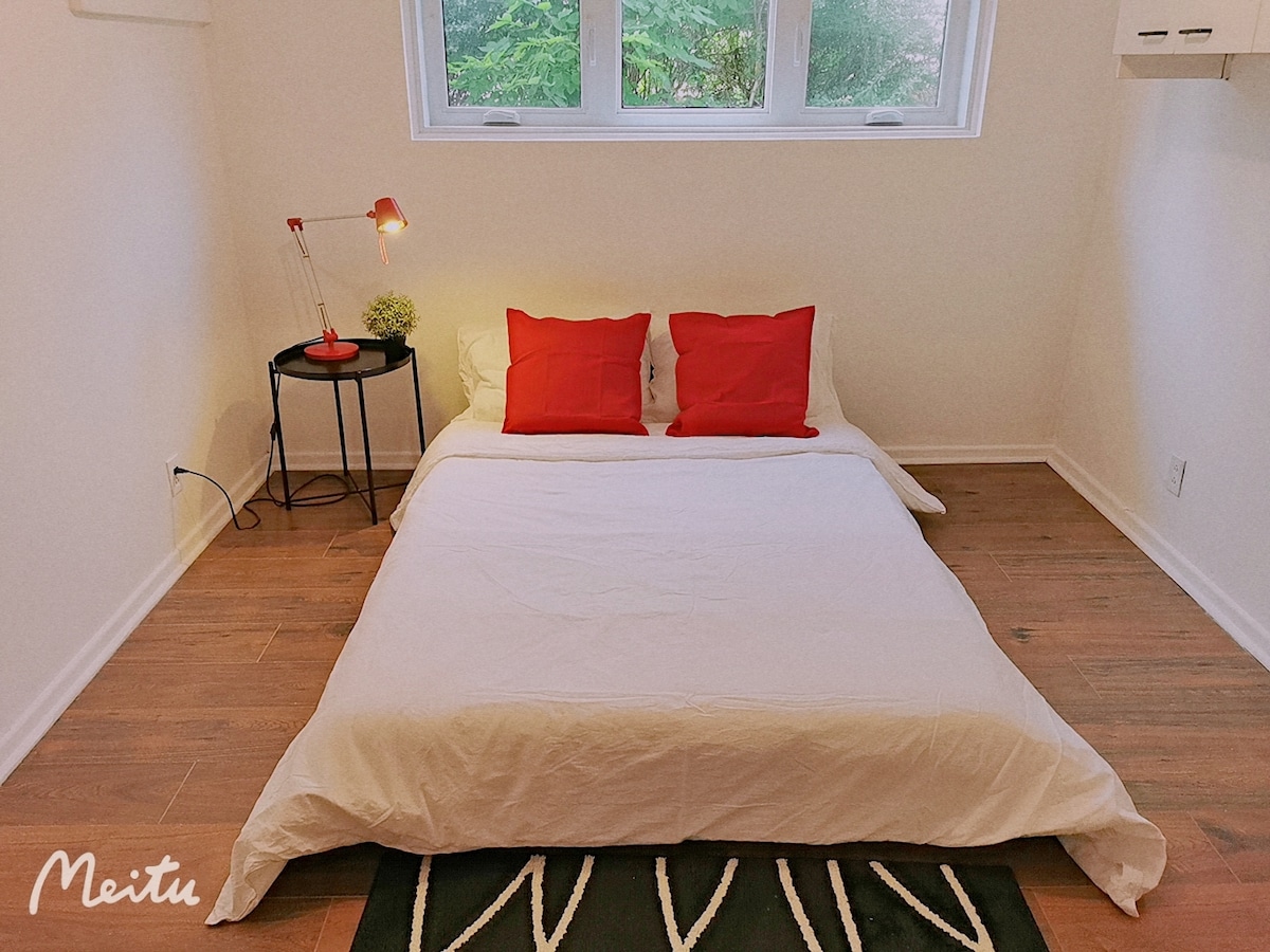 Spavaća soba 5 ( bračni krevet, radno mjesto)