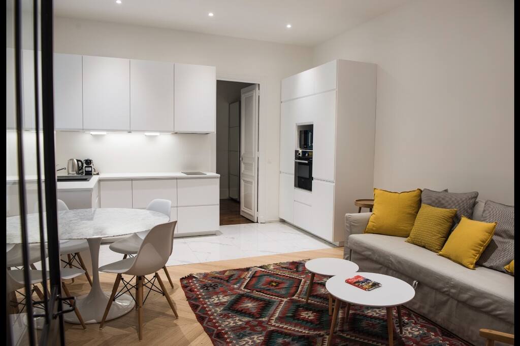 Vaste séjour avec cuisine ouverte / Large living room with open kitchen